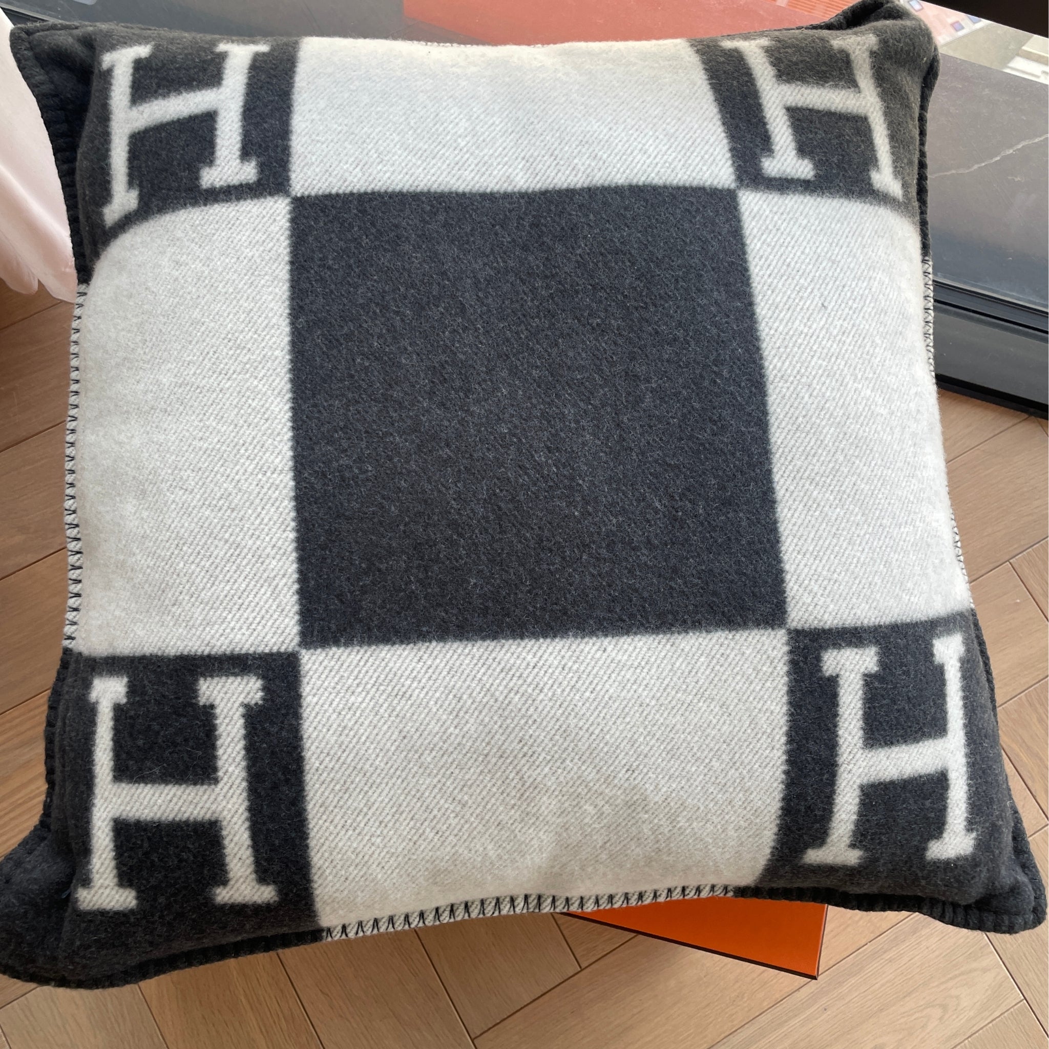 Hermès Avalon Pillow Large (Ecru & Gris Fonce)