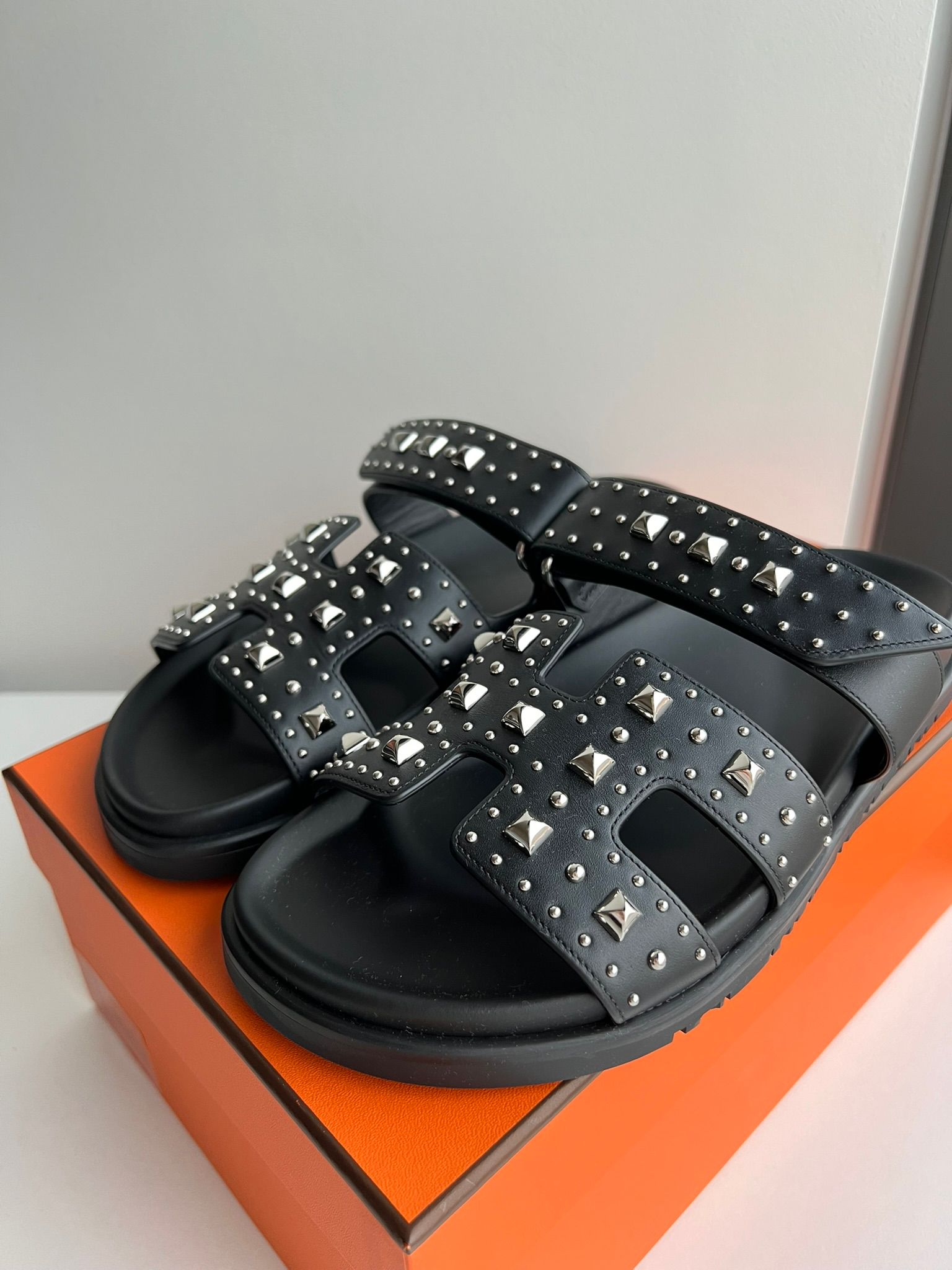 Hermès Chypre Studded Sandals (Noir)