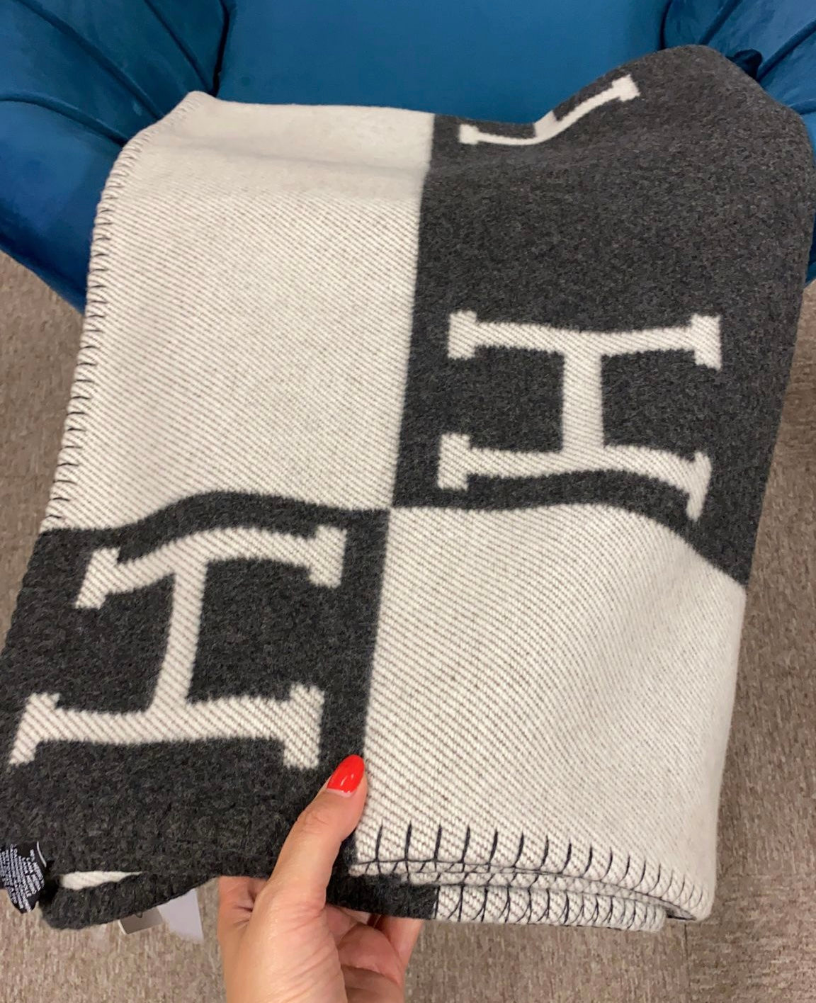 Hermès Avalon Throw Blanket (Écru/Gris Foncé)