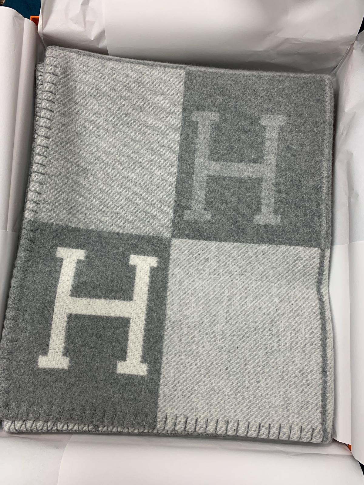 Hermès Avalon III Throw Blanket (Écru/Gris Clair)