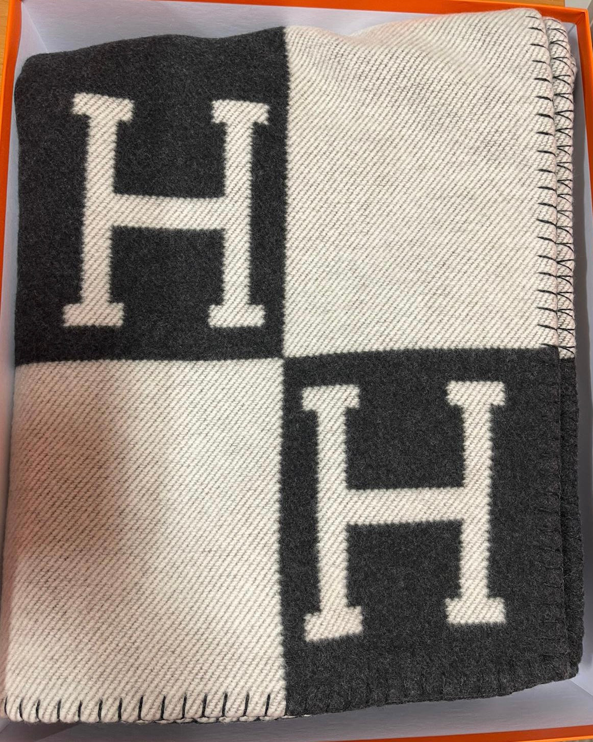 Hermès Avalon Throw Blanket (Écru/Gris Foncé)