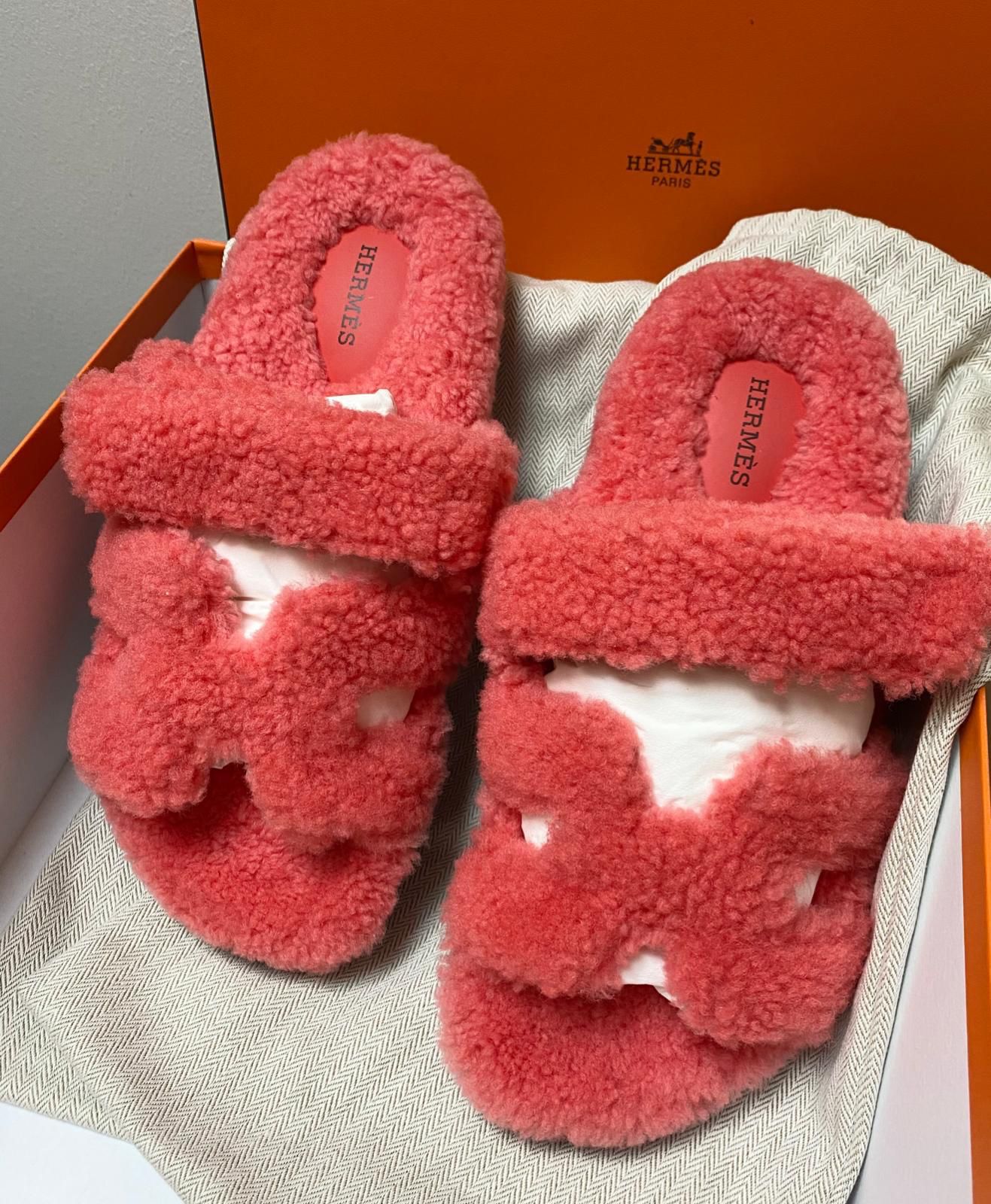 Hermès Chypre Full Shearling Sandals (Rose Du Désert)