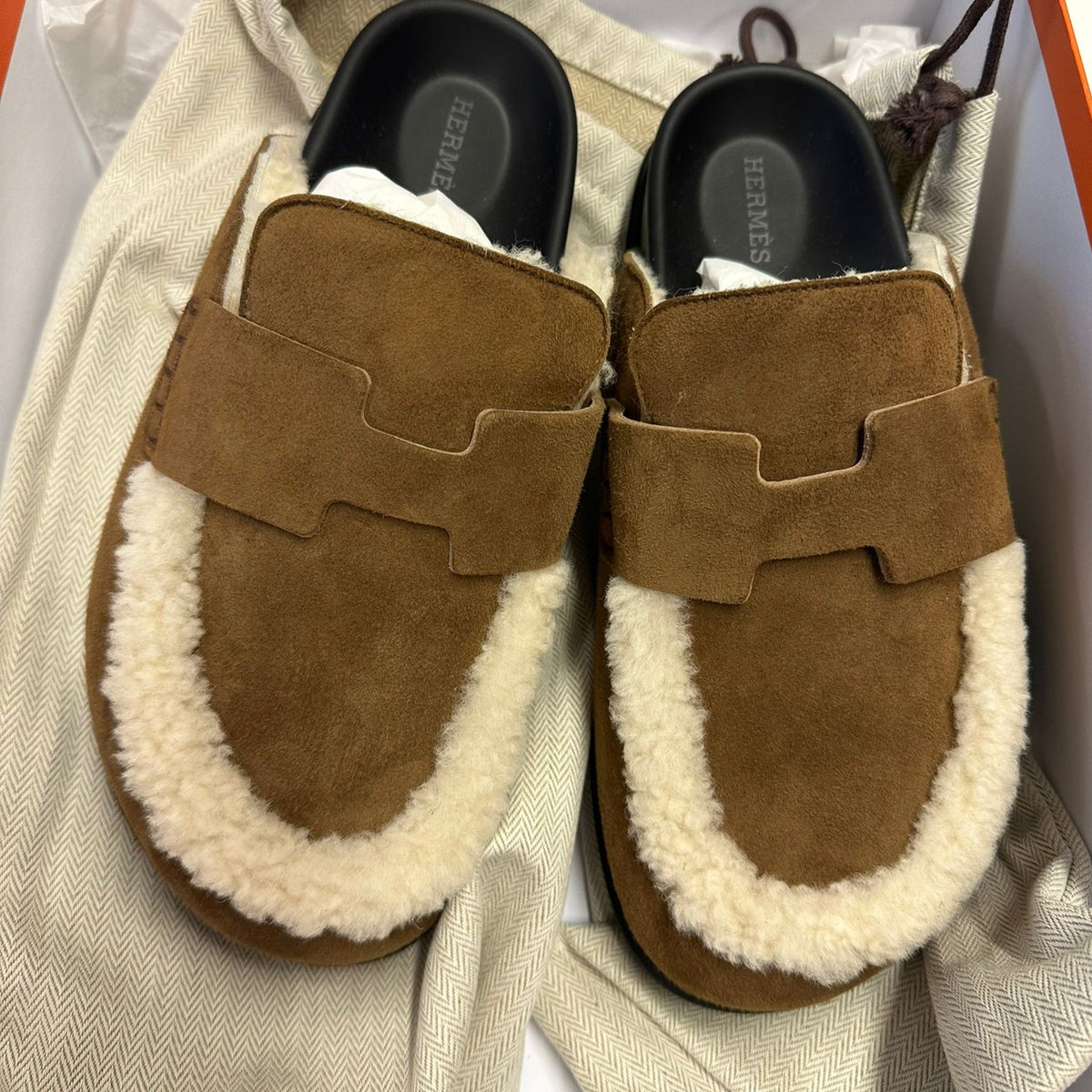 Hermes Mens Go Mule Goatskin Shearling H Slippers Natural Tan Sz 44 / 10.5 Hermes Suede Goatskin Shearling Mens Go Mules 40 Beige Kraft  main image 2