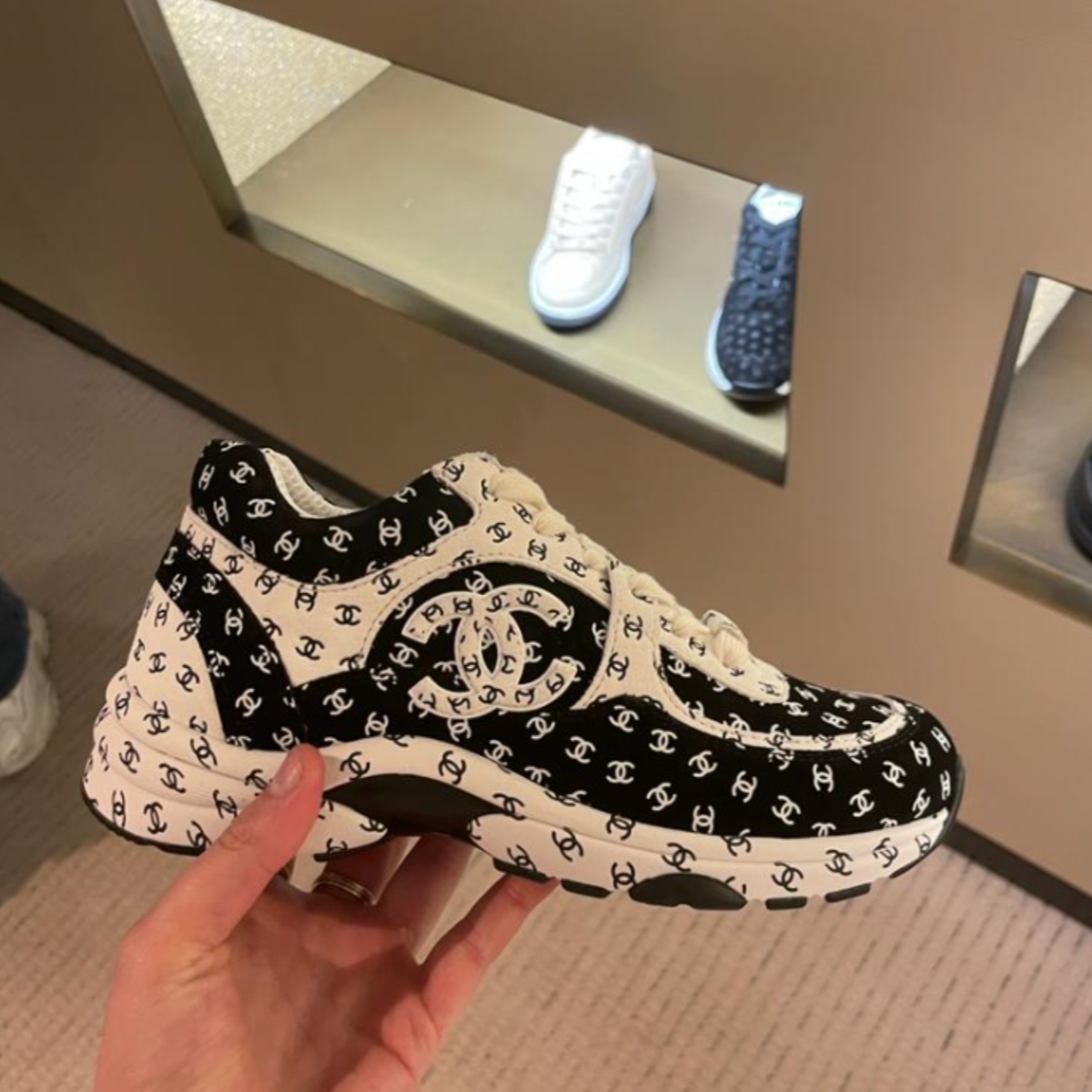 CHANEL スニーカー モノトーン CCロゴ スポーティ×上品 人気 人気【CHANEL】モノトーン シャネルスニーカー CCマーク (CHANEL